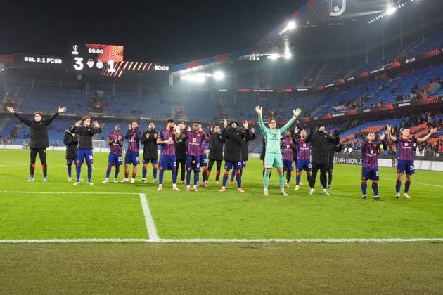 Schweiz: UEFA Europa League 2025 26, FC Basel 1893 vs FCSB Bukarest - St. Jakob-Park, Basel: Team vom FC Basel nach dem Spiel Basel St. Jakob-Park Basel Schweiz Copyright: xKjetilxWaberx