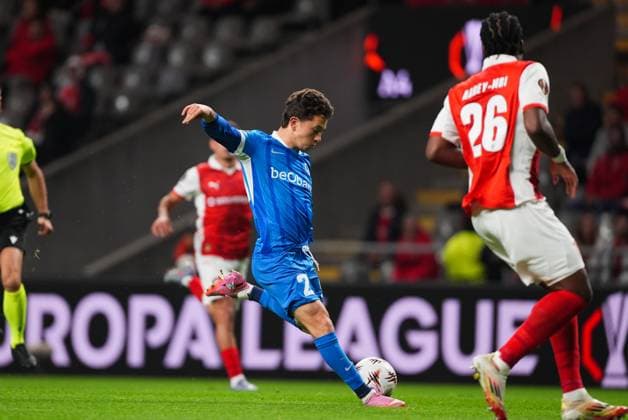 Genk s Konstantinos Kos Karetsas pictured in action during a soccer game between Portuguese soccer team SC Braga and Belgian club KRC Genk, on Thursday 06 November 2025, in Braga, fourth game (out of 8) in the league phase of the UEFA Europa League competition. JOMAxGISBERT  x139674533x