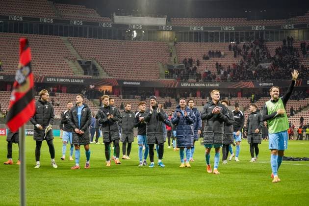 Fussball, UEFA Europa League 2025 26, 4. Spieltag - OGC Nizza vs SC Freiburg - Allianz Riviera (Nizza, Frankreich): Freiburger Team nach dem Auswärtssieg Copyright: xJOERANxSTEINSIEKx