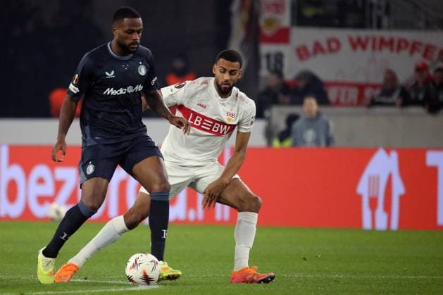 06.11.2025, xmohx, Fussball UEFA Europa League, VfB Stuttgart - Feyernoord Rotterdam v.l. Cyle Larin (Feyenoord Rotterdam) Josha Vagnoman (VfB Stuttgart) Zweikampf, Aktion, action, battle for the ball TIONS PROHIBIT ANY USE OF PHOTOGRAPHS as IMAGE SEQUENCES and or QUASI-VIDEO) Stuttgart