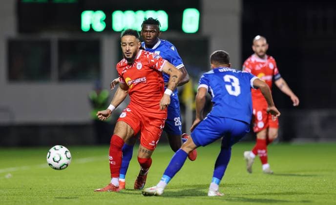 UEFA Europa Conference League Group Phase, Tallaght Stadium, Dublin 6 11 2025 Shelbourne vs Drita Shelbourne s Milan Mbeng and Raddy Ovouka of Drita Milan Mbeng and Raddy Ovouka 6 11 2025  Copyright: x INPHO RyanxByrnex RB1_2209