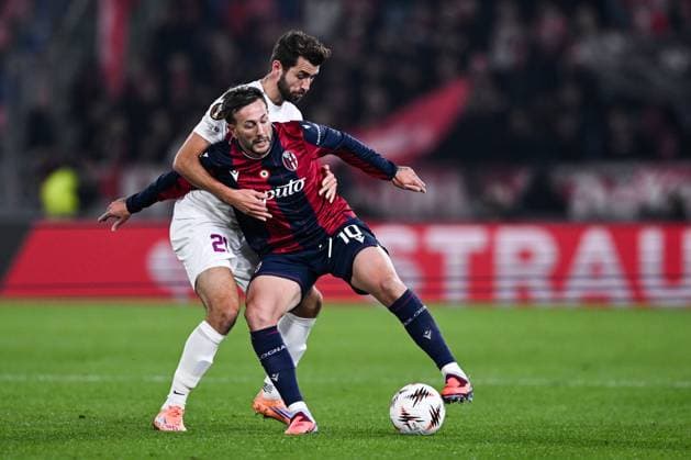 251106 Federico Bernardeschi of Bologna and Vetle Dragsnes of Brann during the Europa League football match between Bologna and Brann on November 6, 2025 in Bologna. Photo: Image Photo BILDBYRAN kod XY XY0083 fotboll football soccer fotball uefa europa league europa league bologna brann bbeng Copyright: ImagexPhoto BB251106ZT008