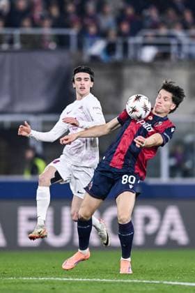 251106 Giovanni Fabbian of Bologna and Ulrik Mathisen of Brann during the Europa League football match between Bologna and Brann on November 6, 2025 in Bologna. Photo: Image Photo BILDBYRAN kod XY XY0083 fotboll football soccer fotball uefa europa league europa league bologna brann bbeng Copyright: ImagexPhoto BB251106ZV004