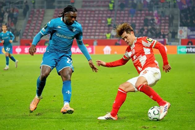 Mainz, Deutschland 06. November 2025: Conference League - 2025 2026 - FSV Mainz 05 vs. AC Florenz Im Bild: v. li. im Zweikampf Moise Kean (Florenz)gegen Kaishu Sano (Mainz). Mewa Arena Rheinland - Pfalz Copyright: xFotostandx xRacochax