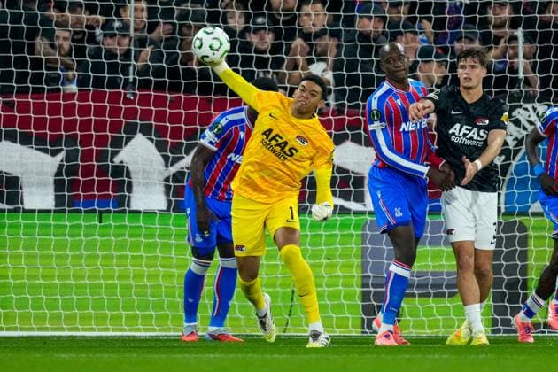 2025-11-06 Crystal Palace v AZ Alkmaar - UEFA Conference League 2025 26 League Phase MD4 LONDON, UNITED KINGDOM - NOVEMBER 6: Goalkeeper Jayden Owusu-Oduro of AZ Alkmaar throws the ball during the UEFA Conference League 2025 26 League Phase MD4 match between Crystal Palace and AZ Alkmaar at Selhurst Park Stadium on November 6, 2025 in London, United Kingdom. London Selhurst Park Stadium United Kingdom Content not available for redistribution in The Netherlands directly or indirectly through any third parties. Copyright: xEdxvanxdexPolx