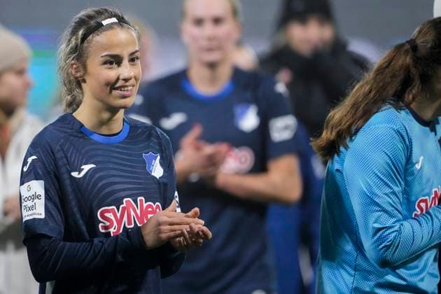 Christina Alp (TSG, 39), Spielerinnen der TSG 1899 Hoffenheim, Jubel nach dem Schlusspfiff, Freude über den Sieg, Sieger, Gewinner, jubelt, jubeln, fröhlich, positiv, freut sich, freuen, optimistisch, Highlight, Action, Aktion, 06.11.2025, Sinsheim (Hoffenheim) (Deutschland), Fussball, Google Pixel Frauen-Bundesliga, TSG 1899 Hoffenheim - SC Freiburg, DFB DFL REGULATIONS PROHIBIT ANY USE OF PHOTOGRAPHS AS IMAGE SEQUENCES AND OR QUASI-VIDEO.
