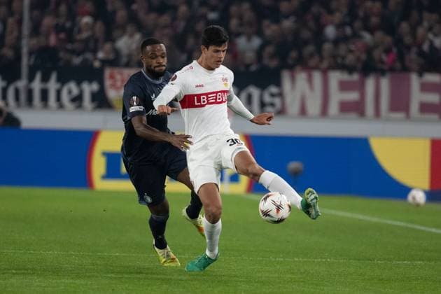 v.li. Cyle Larin (Feyenoord Rotterdam, 10), Chema Andreas (VfB Stuttgart, 30) GER, VfB Stuttgart vs. Feyenoord Rotterdam, Fussball, UEFA Europa League, Herren, 4. Spieltag, Spielzeit 2025 2026, 06.11.2025, GER, VfB Stuttgart vs. Feyenoord Rotterdam, Fussball, UEFA Europa League, Herren, 4. Spieltag, Spielzeit 2025 2026, 06.11.2025 Stuttgart Copyright: xEibner-Pressefoto WolfgangxFrankx EP_WFK
