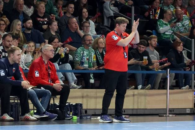 DEU, DHB-Pokal, Fuechse Berlin vs. Eisenach, 06.11.2025, Max-Schmeling-Halle, Berlin, DEU, DHB-Pokal, Fuechse Berlin vs. Eisenach, im Bild Cheftrainer Nicolej Krickau (Fuechse Berlin)