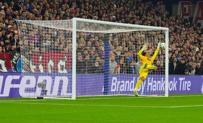 AZ Alkmaar goalkeeper Rome-Jayden Owusu-Oduro saves a header from Ismaïla Sarr of Crystal Palace Crystal Palace v AZ Alkmaar, UEFA Conference League, Group Stage, Football, Selhurst Park, London, UK - 06 Nov 2025London Selhurst Park United Kingdom EDITORIAL USE ONLY No use with unauthorised audio, video, data, fixture lists, club league logos or live services. Online in-match use limited to 120 images, no video emulation. No use in betting, games or single club league player publications. Copyright: xJavierxGarcia Shutterstockx 15642281u