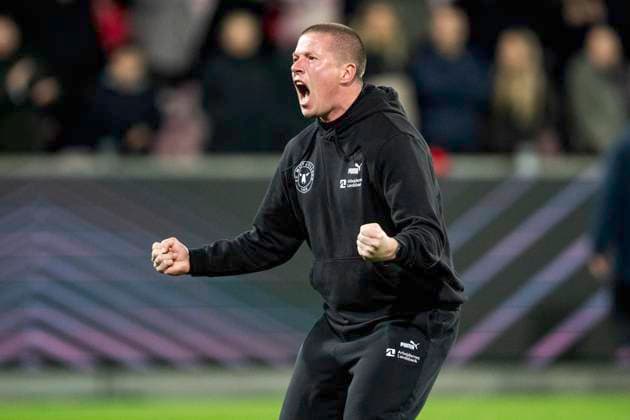 UEFA Europa League: FC Midtjylland - Celtic FC FC Midtjylland s head coach Mike Tullberg reacts towards the fans after the victory in the Europa League match between FC Midtjylland and Celtic FC at MCH Arena in Herning on Thursday, November 6, 2025. (Photo: Bo Amstrup Ritzau Scanpix) , Herning Denmark Mors Copyright: BoxAmrstrupx xRitzauxScanpix BoxAmstrupx spdk20251106-210300-L