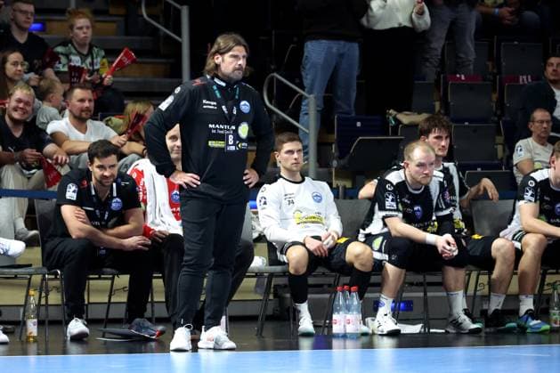 DEU, DHB-Pokal, Fuechse Berlin vs. Eisenach, 06.11.2025, Max-Schmeling-Halle, Berlin, DEU, DHB-Pokal, Fuechse Berlin vs. Eisenach, im Bild Trainer Sebastian Hinze (Eisenach), Eisenacher-Spielerbank