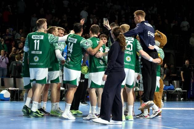 DEU, DHB-Pokal, Fuechse Berlin vs. Eisenach, 06.11.2025, Max-Schmeling-Halle, Berlin, DEU, DHB-Pokal, Fuechse Berlin vs. Eisenach, im Bild Fuechse-Spielerkreis