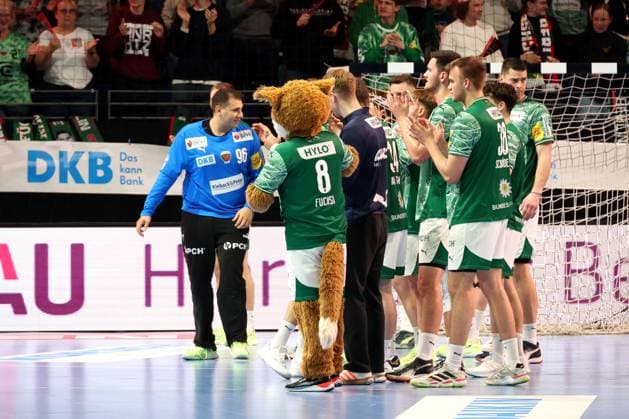DEU, DHB-Pokal, Fuechse Berlin vs. Eisenach, 06.11.2025, Max-Schmeling-Halle, Berlin, DEU, DHB-Pokal, Fuechse Berlin vs. Eisenach, im Bild Fuechse-Spielerkreis, Dejan Milosavljev (Fuechse Berlin 96)