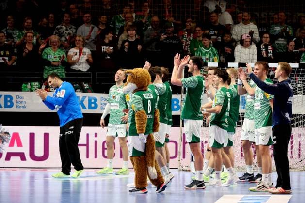 DEU, DHB-Pokal, Fuechse Berlin vs. Eisenach, 06.11.2025, Max-Schmeling-Halle, Berlin, DEU, DHB-Pokal, Fuechse Berlin vs. Eisenach, im Bild Fuechse-Spielerkreis, Dejan Milosavljev (Fuechse Berlin 96)