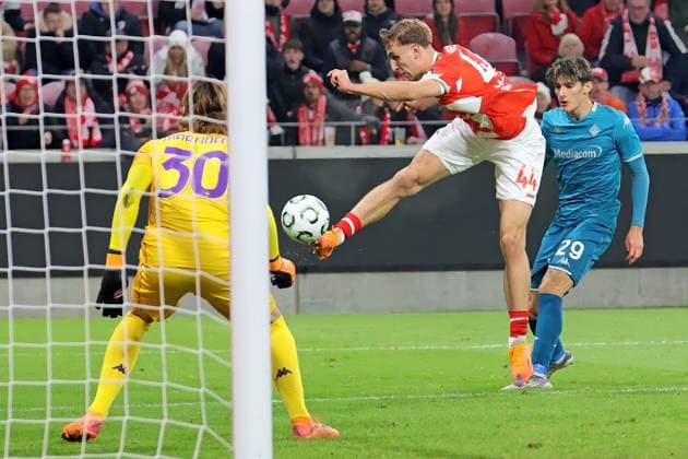 Mainz, Deutschland 06. November 2025: Conference League - 2025 2026 - FSV Mainz 05 vs. AC Florenz Im Bild: Nelson Weiper (Mainz) kommt im Strafraum frei zum Schuss. Mewa Arena Rheinland - Pfalz Copyright: xFotostandx xRacochax