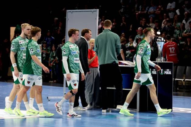 DEU, DHB-Pokal, Fuechse Berlin vs. Eisenach, 06.11.2025, Max-Schmeling-Halle, Berlin, DEU, DHB-Pokal, Fuechse Berlin vs. Eisenach, im Bild der DHB-Pokal, Mathias Gidsel (Fuechse Berlin 19), Tobias Grondahl (Fuechse Berlin 15)