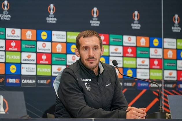 Fussball, UEFA Europa League 2025 26, 4. Spieltag - OGC Nizza vs SC Freiburg - Allianz Riviera (Nizza, Frankreich): Julian Schuster (SC Freiburg, Trainer) Pressekonferenz, Medien Copyright: xJOERANxSTEINSIEKx