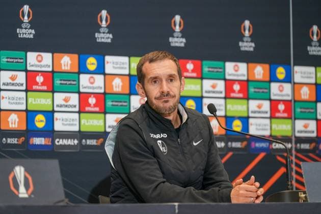 Fussball, UEFA Europa League 2025 26, 4. Spieltag - OGC Nizza vs SC Freiburg - Allianz Riviera (Nizza, Frankreich): Julian Schuster (SC Freiburg, Trainer) Pressekonferenz, Medien Copyright: xJOERANxSTEINSIEKx