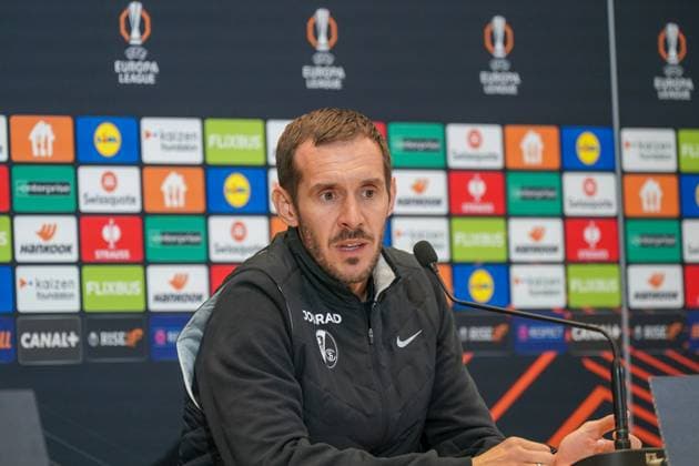Fussball, UEFA Europa League 2025 26, 4. Spieltag - OGC Nizza vs SC Freiburg - Allianz Riviera (Nizza, Frankreich): Julian Schuster (SC Freiburg, Trainer) Pressekonferenz, Medien Copyright: xJOERANxSTEINSIEKx