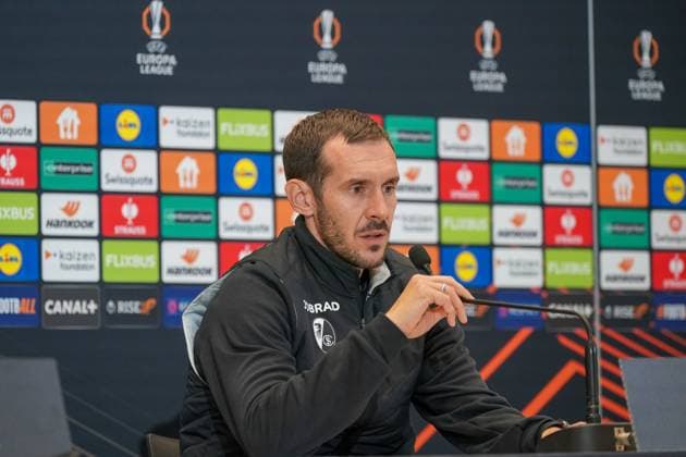 Fussball, UEFA Europa League 2025 26, 4. Spieltag - OGC Nizza vs SC Freiburg - Allianz Riviera (Nizza, Frankreich): Julian Schuster (SC Freiburg, Trainer) Pressekonferenz, Medien Copyright: xJOERANxSTEINSIEKx