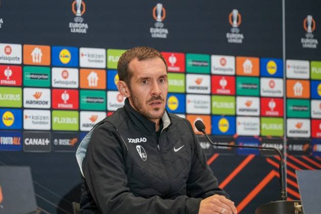 Fussball, UEFA Europa League 2025 26, 4. Spieltag - OGC Nizza vs SC Freiburg - Allianz Riviera (Nizza, Frankreich): Julian Schuster (SC Freiburg, Trainer) Pressekonferenz, Medien Copyright: xJOERANxSTEINSIEKx