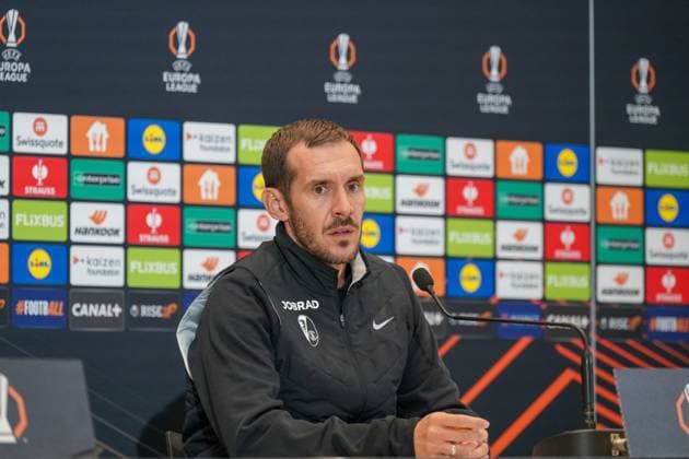 Fussball, UEFA Europa League 2025 26, 4. Spieltag - OGC Nizza vs SC Freiburg - Allianz Riviera (Nizza, Frankreich): Julian Schuster (SC Freiburg, Trainer) Pressekonferenz, Medien Copyright: xJOERANxSTEINSIEKx