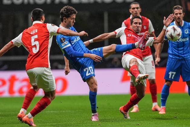 Genk s Konstantinos Kos Karetsas pictured in action during a soccer game between Portuguese soccer team SC Braga and Belgian club KRC Genk, on Thursday 06 November 2025, in Braga, fourth game (out of 8) in the league phase of the UEFA Europa League competition. JOMAxGISBERT  x139677698x