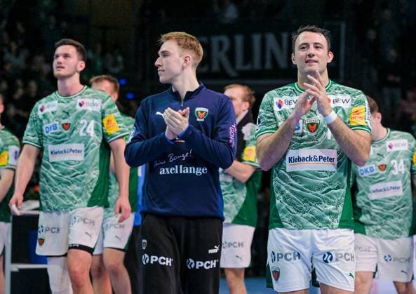 06.11.2025, xlakx, Handball, DHB-Pokal 1 8 Finale, Fuechse Berlin - ThSV Eisenach v.l. Lauro Pichiri (Fuechse Berlin), Lasse Ludwig (Fuechse Berlin), Arino Aitor (Fuechse Berlin) Jubel ueber den Sieg, Jubel nach Spielende Berlin