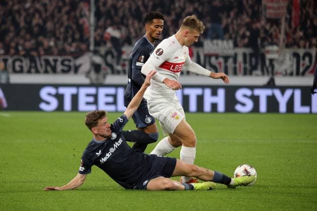 06.11.2025, xmohx, Fussball UEFA Europa League, VfB Stuttgart - Feyernoord Rotterdam v.l. Gijs Smal (Feyenoord Rotterdam) Finn Jeltsch (VfB Stuttgart) Zweikampf, Aktion, action, battle for the ball TIONS PROHIBIT ANY USE OF PHOTOGRAPHS as IMAGE SEQUENCES and or QUASI-VIDEO) Stuttgart
