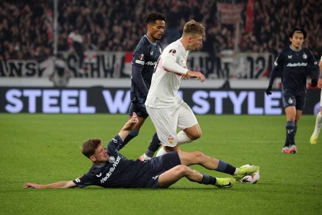 06.11.2025, xmohx, Fussball UEFA Europa League, VfB Stuttgart - Feyernoord Rotterdam v.l. Gijs Smal (Feyenoord Rotterdam) Finn Jeltsch (VfB Stuttgart) Zweikampf, Aktion, action, battle for the ball TIONS PROHIBIT ANY USE OF PHOTOGRAPHS as IMAGE SEQUENCES and or QUASI-VIDEO) Stuttgart