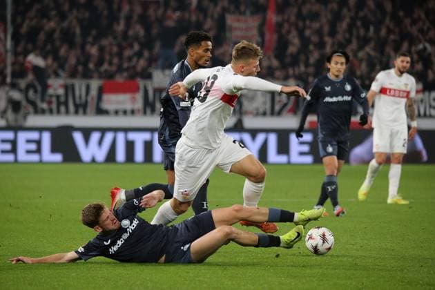 06.11.2025, xmohx, Fussball UEFA Europa League, VfB Stuttgart - Feyernoord Rotterdam v.l. Gijs Smal (Feyenoord Rotterdam) Finn Jeltsch (VfB Stuttgart) Zweikampf, Aktion, action, battle for the ball TIONS PROHIBIT ANY USE OF PHOTOGRAPHS as IMAGE SEQUENCES and or QUASI-VIDEO) Stuttgart