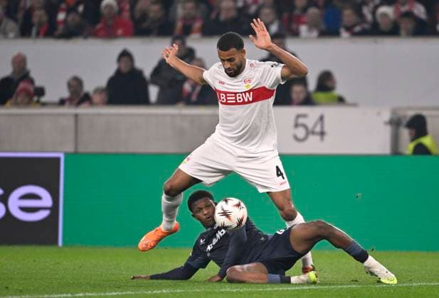 Zweikampf, Aktion Josha Vagnoman VfB Stuttgart (04) gegen Luciano Valente Feyenoord Rotterdam (40) VfB Stuttgart vs Feyenoord Rotterdam EUROPA LEAGUE EL 06.11.2025 DFL REGULATIONS PROHIBIT ANY USE OF PHOTOGRAPHS AS IMAGE SEQUENCES AND OR QUASI-VIDEO VfB Stuttgart vs Feyenoord Rotterdam EUROPA LEAGUE EL