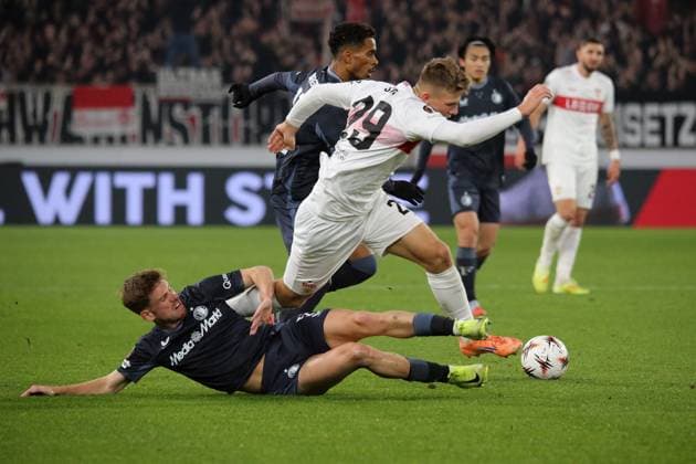 06.11.2025, xmohx, Fussball UEFA Europa League, VfB Stuttgart - Feyernoord Rotterdam v.l. Gijs Smal (Feyenoord Rotterdam) Finn Jeltsch (VfB Stuttgart) Zweikampf, Aktion, action, battle for the ball TIONS PROHIBIT ANY USE OF PHOTOGRAPHS as IMAGE SEQUENCES and or QUASI-VIDEO) Stuttgart