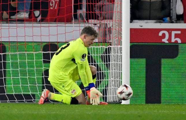 Torwart Alexander Nuebel VfB Stuttgart (33) Aktion unsicher VfB Stuttgart vs Feyenoord Rotterdam EUROPA LEAGUE EL 06.11.2025 DFL REGULATIONS PROHIBIT ANY USE OF PHOTOGRAPHS AS IMAGE SEQUENCES AND OR QUASI-VIDEO VfB Stuttgart vs Feyenoord Rotterdam EUROPA LEAGUE EL