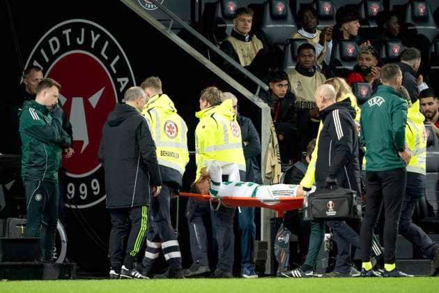 UEFA Europa League: FC Midtjylland - Celtic FC Celtic s Callum Osmand is carried off the field during the Europa League match between FC Midtjylland and Celtic FC at MCH Arena in Herning on Thursday, November 6, 2025. (Photo: Bo Amstrup Ritzau Scanpix) , Herning Denmark Mors Copyright: BoxAmrstrupx xRitzauxScanpix BoxAmstrupx spdk20251106-211517-L