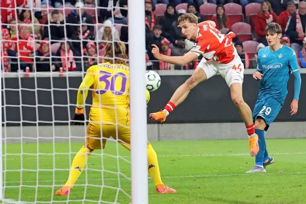 Mainz, Deutschland 06. November 2025: Conference League - 2025 2026 - FSV Mainz 05 vs. AC Florenz Im Bild: Nelson Weiper (Mainz) kommt im Strafraum frei zum Schuss. Mewa Arena Rheinland - Pfalz Copyright: xFotostandx xRacochax