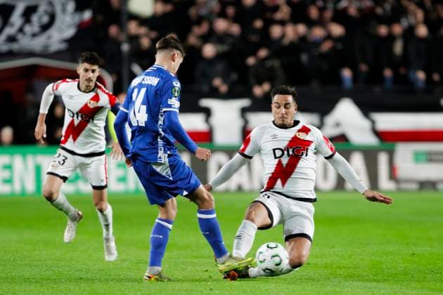 UEFA conference league - Rayo Vallecano vs Lech Poznan MADRID, SPAIN - November6:Leo Bengtsson of Lech Poznan and Oscar Trejo of Rayo Vallecano fight for the ball during the conference league 2025 26 match between Rayo Vallecano and Lech Poznan at Vallecas Stadium in Madrid. (Photo by Guille Martinez f22photo) Madrid Vallecas Stadium Spain Copyright: xGuillermoxMartinezx