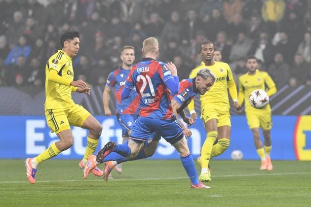 Tomas Ladra of Plzen heads the ball during the Football Europa League 4th round match Viktoria Plzen vs Fenerbahce Istanbul in Pilsen, Czech Republic, November 6, 2025. (CTKxPhoto MiroslavxChaloupka) CTKPhotoP2025110609399  CTKPhotoP2025110609399