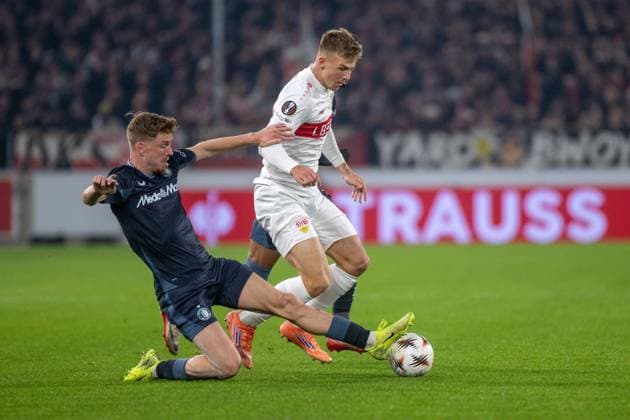 Gijs Smal (Feyenoord Rotterdam) und Finn Jeltsch (VfB Stuttgart). xettx, Deutschland, Stuttgart, 06.11.2025, Fussball, UEFA Europa League: VfB Stuttgart vs Feyenoord Rotterdam, Saison 2025 2026, Match Day 4, MHP Arena
