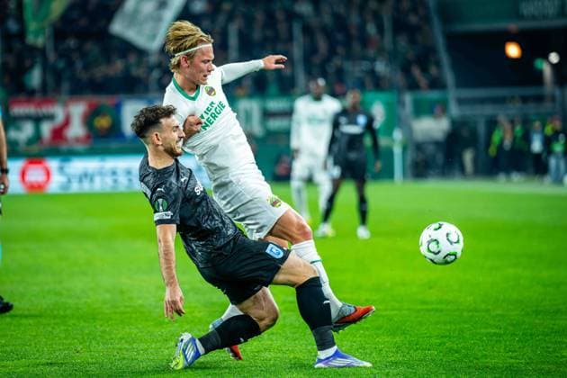 SOCCER - UEFA ECL, Rapid vs Craiova VIENNA,AUSTRIA,06.NOV.25 - SOCCER - UEFA Conference League, SK Rapid Wien vs CS Universitatea Craiova. Image shows Anzor Mekvabishvili (Craiova) and Tobias Gulliksen (Rapid).  GEPAxpictures xKevinxHackner