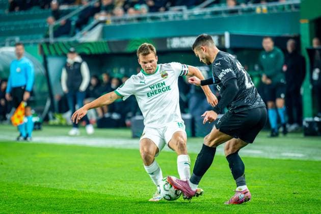 SOCCER - UEFA ECL, Rapid vs Craiova VIENNA,AUSTRIA,06.NOV.25 - SOCCER - UEFA Conference League, SK Rapid Wien vs CS Universitatea Craiova. Image shows Matthias Seidl (Rapid) and Samuel Teles (Craiova).  GEPAxpictures xKevinxHackner