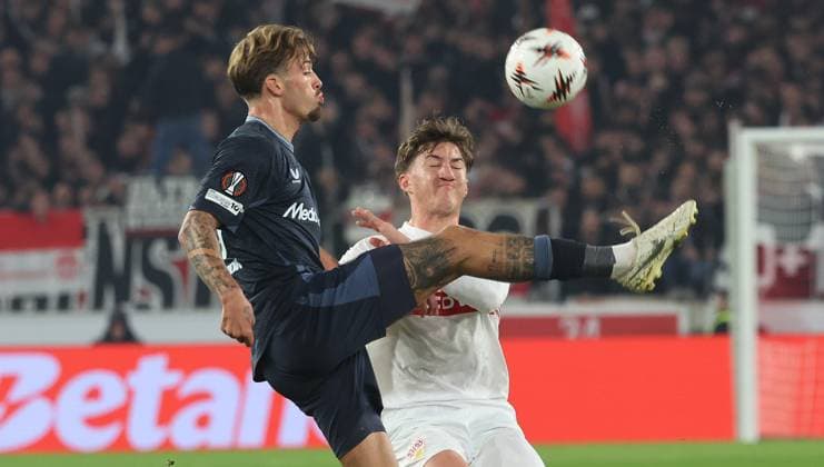 Stuttgart , Fußball UEFA Europa League VfB Stuttgart vs. Feyenoord Rotterdam , von links: Luciano Valente ( Rotter ) Angelo Stiller ( VfB )