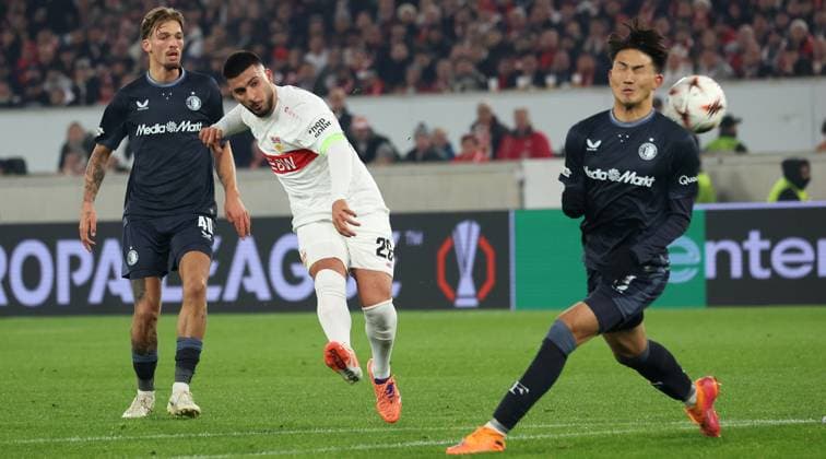 Stuttgart , Fußball UEFA Europa League VfB Stuttgart vs. Feyenoord Rotterdam, v.l. Luciano Valente (Rotterdam), Deniz Undav (VfB), Ayase Ueda (Rotterdam)