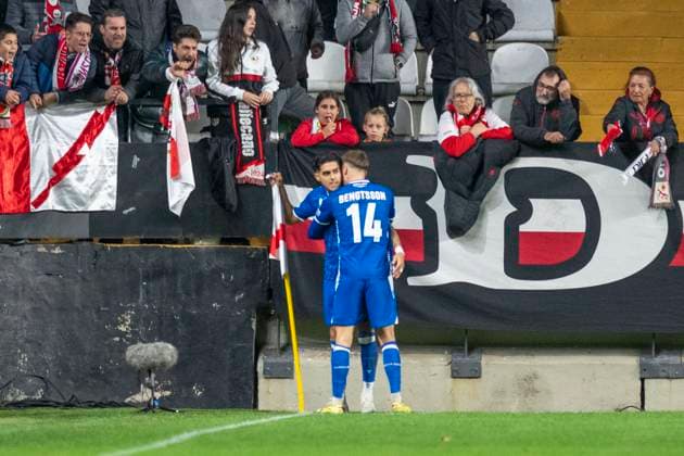 November 6, 2025, Madrid, Madrid, Spain: LUIS PALMA of Lech Poznan celebrates a goal during the UEFA Conference League match between RAYO VALLECANO Vs. LECH POZNAN held on November 6 at the Estadio de Vallecas in Madrid, Spain. Madrid Spain - ZUMAc312 20251106_zsp_c312_004 Copyright: xOscarxManuelxSanchezx