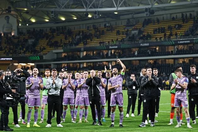 UEFA Europa Conference League Group Phase, OPAP Arena, Athens, Greece 6 11 2025 AEK Athens vs Shamrock Rovers Rovers players applaud the supporters after the game Rovers players applaud the supporters after the game 6 11 2025  Copyright: x INPHOx PER_5626