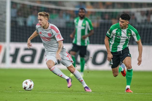 UEFA Europa Leauge: Real Betis vs Olympique Lyon Sevilla, Spain - 06 11 2025: UEFA Europa League match between Real Betis Balompie and Olympique Lyon at Estadio La Cortuja. 7 Olympique Lyon attacker, Adam Karabec running forward with the ball Mandatory Credit: Toby Tande Avant Sports Agency Sevilla Estadio La Cortuja Spain Copyright: xx