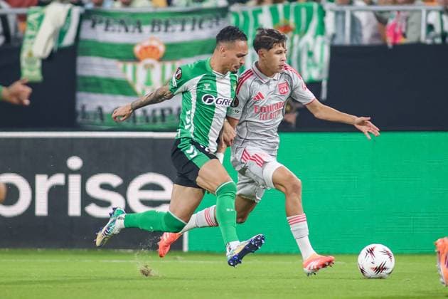 UEFA Europa Leauge: Real Betis vs Olympique Lyon Sevilla, Spain - 06 11 2025: UEFA Europa League match between Real Betis Balompie and Olympique Lyon at Estadio La Cortuja. 44 Olympique Lyon midfielder, Khalis Merah running forward with the ball chased by 7 Real Betis attacker, Antony Mandatory Credit: Toby Tande Avant Sports Agency Sevilla Estadio La Cortuja Spain Copyright: xx