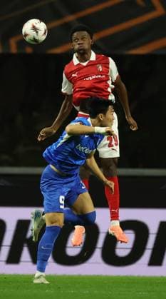 Sporting de Braga-Genk-EuropaLeague-Matchday 4-6-11-2025 Hyeongyu Oh of KRC Genk and Jean Baptiste Gorby of Braga in action during the UEFA Europe League, Phase League, Matchday 4, between Sporting Club de Braga and KRC Genk at Stadium Municipal of Braga on November 6, 2025 in Braga (Portugal) (Photo by Luis de la Mata SportPix Sipa USA) Braga Stadium Municipal of Braga Braga Portugal Copyright: xLuisxdexlaxMatax xsportPix.org.ux
