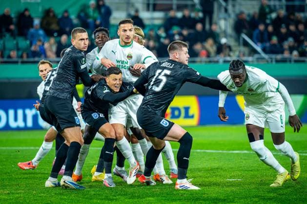 SOCCER - UEFA ECL, Rapid vs Craiova VIENNA,AUSTRIA,06.NOV.25 - SOCCER - UEFA Conference League, SK Rapid Wien vs CS Universitatea Craiova. Image shows traffic in front of the net during a corner kick including Oleksandr Romanchuk, Adrian Rus (Craiova), Ange Ahoussou, Ercan Kara (Rapid), Juraj Badelj (Craiova) and Serge Philippe Raux Yao (Rapid).  GEPAxpictures xKevinxHackner