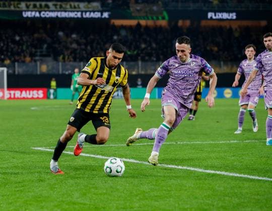 AEK Athens v Shamrock Rovers UEFA Europa Conference League Orbelín Pineda of AEK Athens and Lee Grace of Shamrock Rovers during the UEFA Europa Conference League match at OPAP Arena, Athens UK Newspapers OUT Copyright: xYannisxHalasx FIL-22462-0084